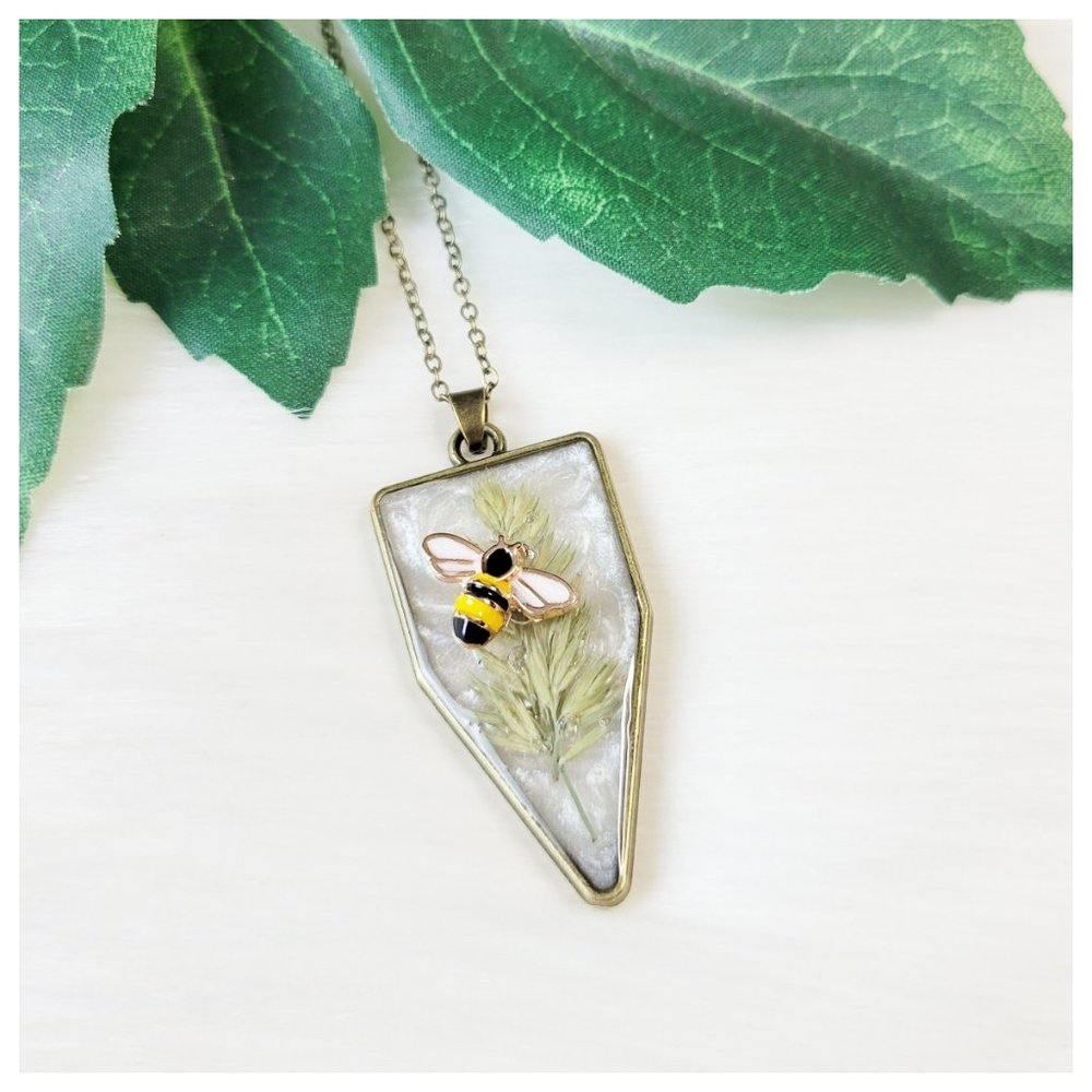 Floral Bee Pendant Necklace Pressed Dried Flowers 3D Bumble Bee Geometric Bezel